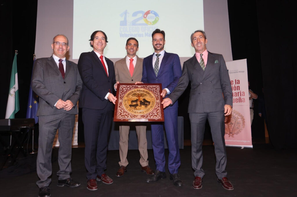 Foto entrega regalo Facultad Veterinaria Cordoba